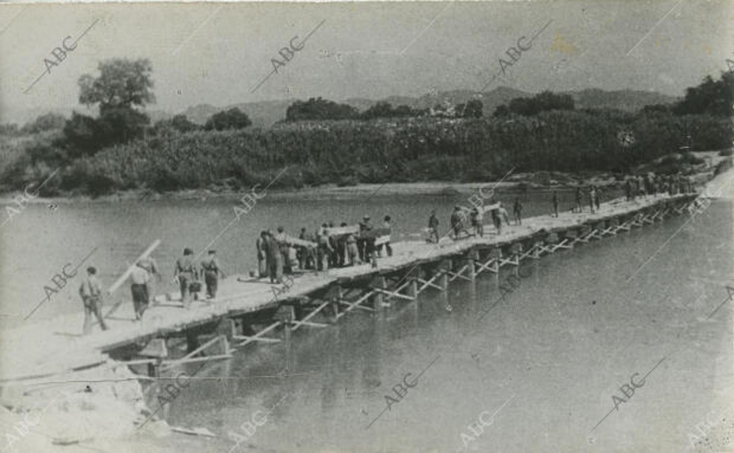 Frente del Ebro, 1938. Guerra Civil Española. Los soldados republicanos atravesando el puente del río Ebro.
