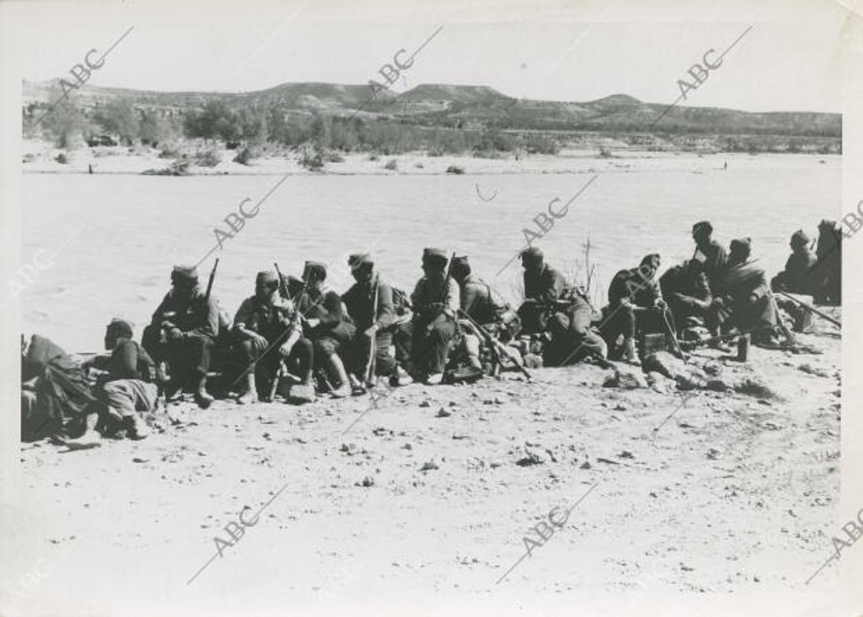 Frente del Ebro, agosto de 1938. Guerra Civil Española. En la imagen, tropas nacionales reunidas en un margen del río Ebro, observando sin demasiada preocupación al bando republicano, al otro lado del río. (Campua)