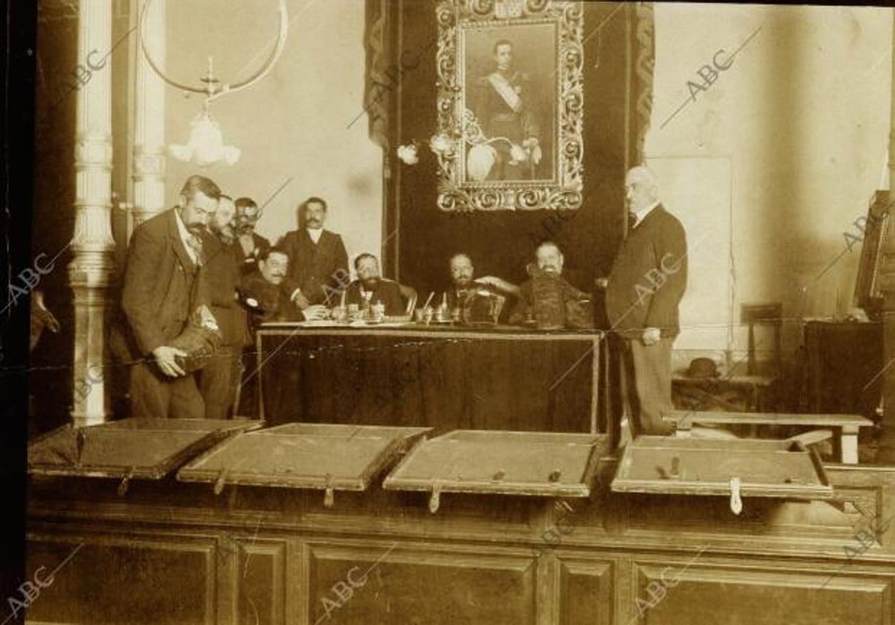 Madrid, 21/12/1905. En la Casa de la Moneda se verificaba la operación de recontar las bolas para el Sorteo de Navidad (Foto: Francisco Goñi)