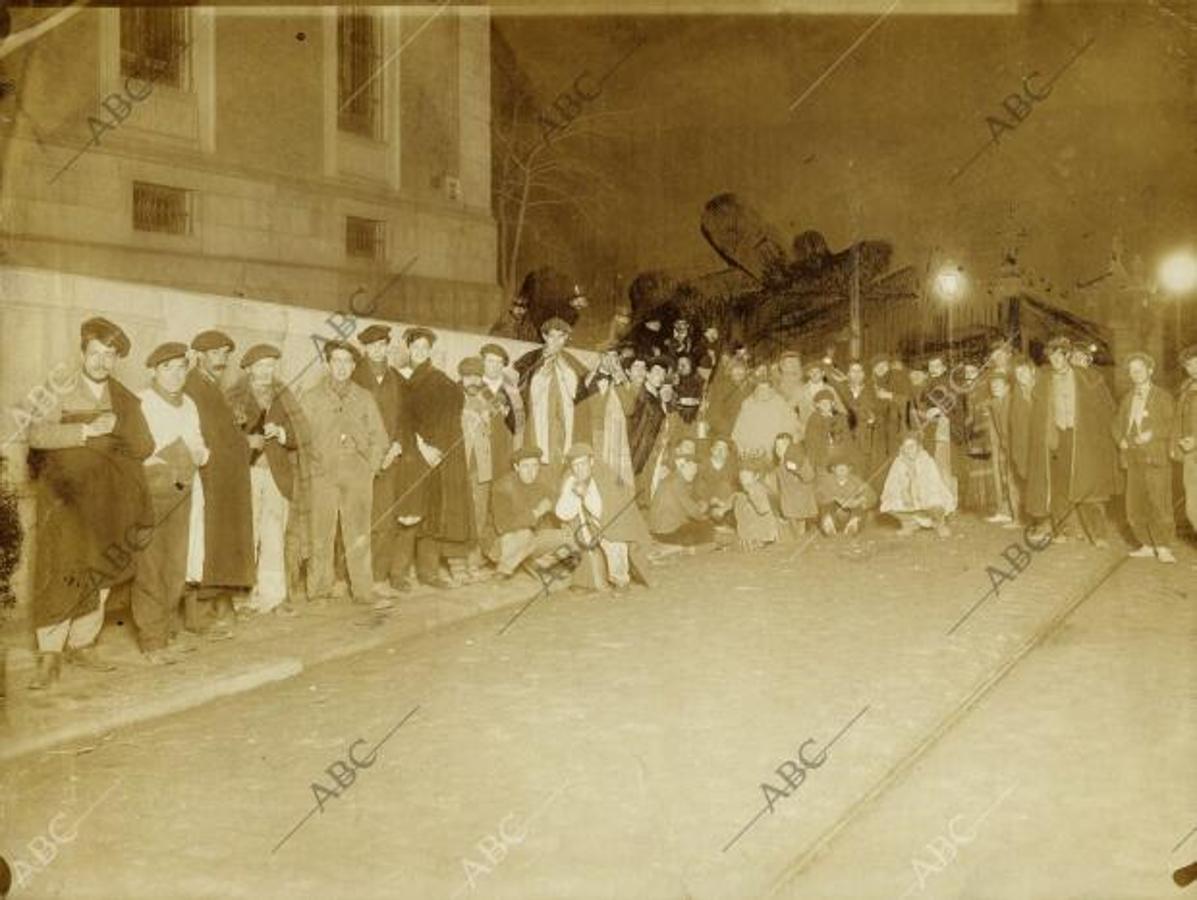 Casi todos los que cogían sitio en la cola lo hacían previo pago de las personas que realmente asistirían al Sorteo 