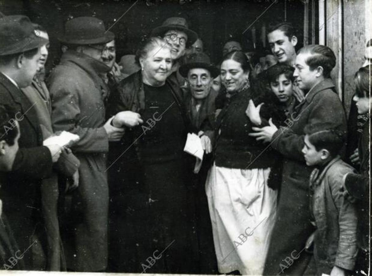 O la famosa Doña Manolita. En la imagen, en 1943. Había vendido una de las series del 34545, agraciado con el premio mayor