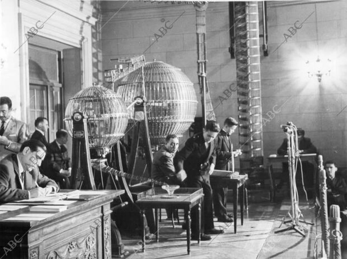 Desde 1932, el Sorteo de Navidad se celebró en la sede de Loterías en la calle Montalbán, hasta que en 1963 se trasladó a Guzmán el Bueno (Foto: Teodoro Naranjo) 