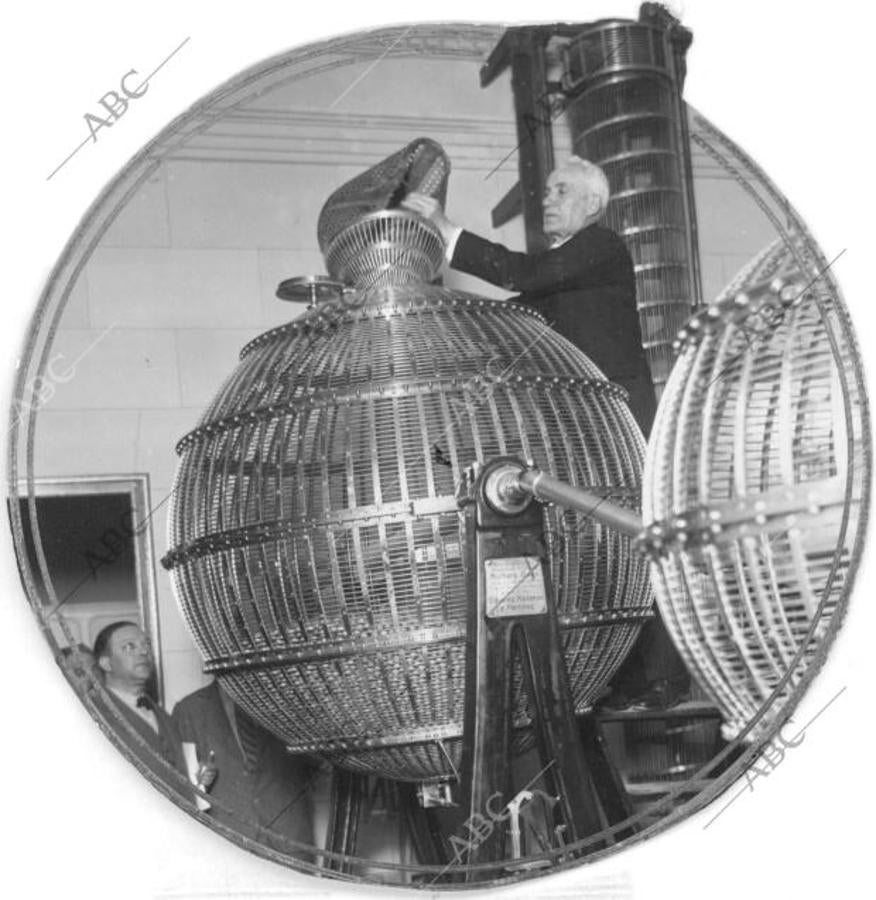 En la placa del bombo se podía leer: «Estos globos fueron construídos por la casa Richard Gans en el año de 1914 siendo director general del tesoro el ilustrísimo señor don Eduardo Ródenas y Martínez». La fotografía está tomada en la Navidad de los años 30, durante el llenado de los bombos 