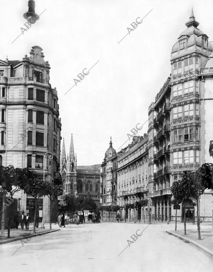 La Alameda de Urquijo, en 1915. Detallándose el coliseo Albia y al fondo, la Residencia (o iglesia de los Luises). (Foto: Espiga)