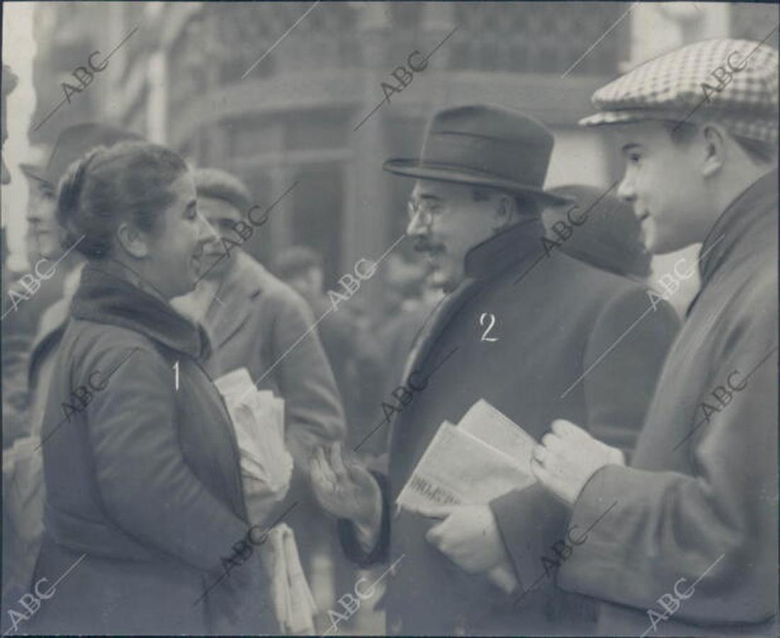 Algunos vendedores de lotería se hicieron muy populares, como ésta de la imagen llamada Arsenia en Santander, que vendió en 1919 el segundo premio. A su lado, un afortunado poseedor de medio décimo