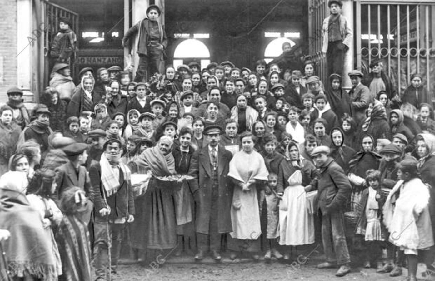 ... o este grupo de vendedores del mercado de abastos de Salamanca a los que les tocó el segundo premio de la Lotería de Navidad en 1917 (Foto: Ansede y Juanes)