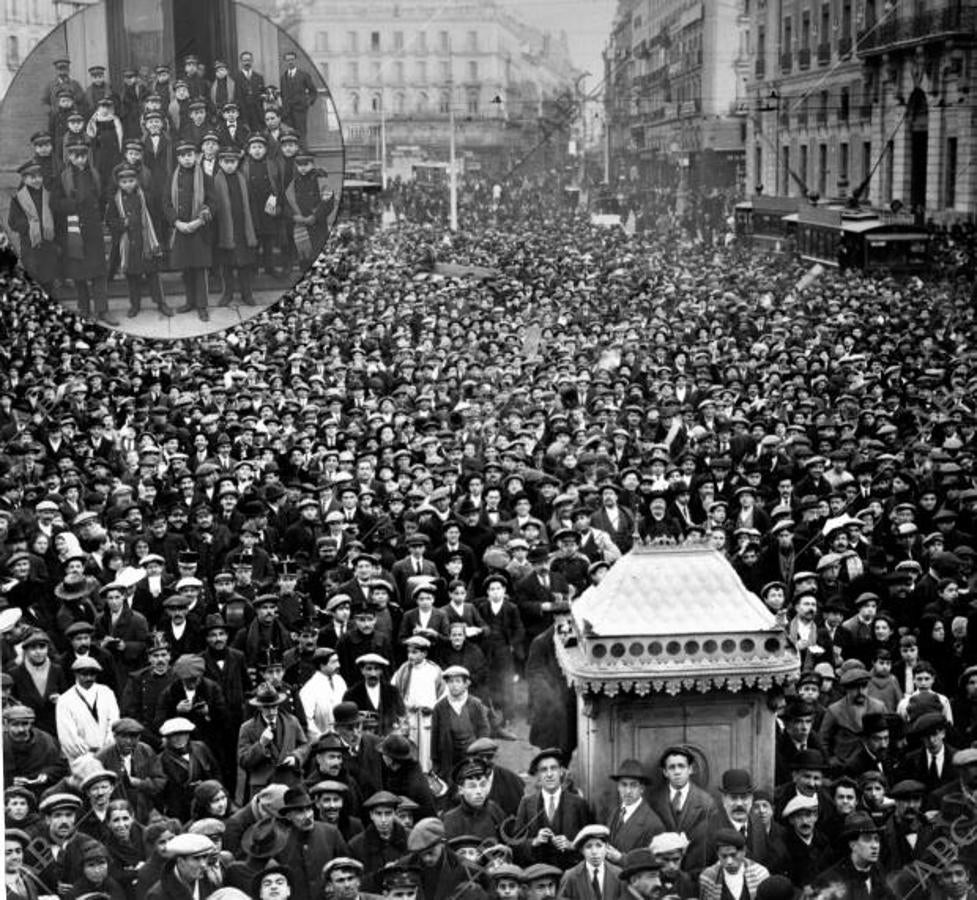El sorteo de Navidad era muy popular, como se aprecia en esta imagen del gentío mirando los números agracciados en los carteles de «La Correspondencia» en la Puerta del Sol de Madrid. En el círculo, los niños de San Ildefonso que intervinieron en el sorteo del Gordo (Ramón Alba,Julio Duque)