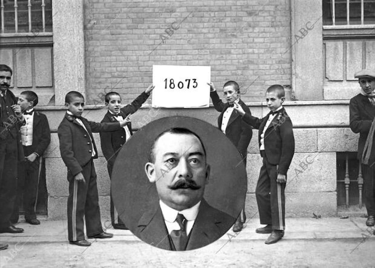 Los loteros que habían vendido el Gordo disfrutaban de su día de fama en los periódicos, como este de la imagen, Isacio Gervas, que expedió el número agraciado en 1913 (Foto: Julio Duque)