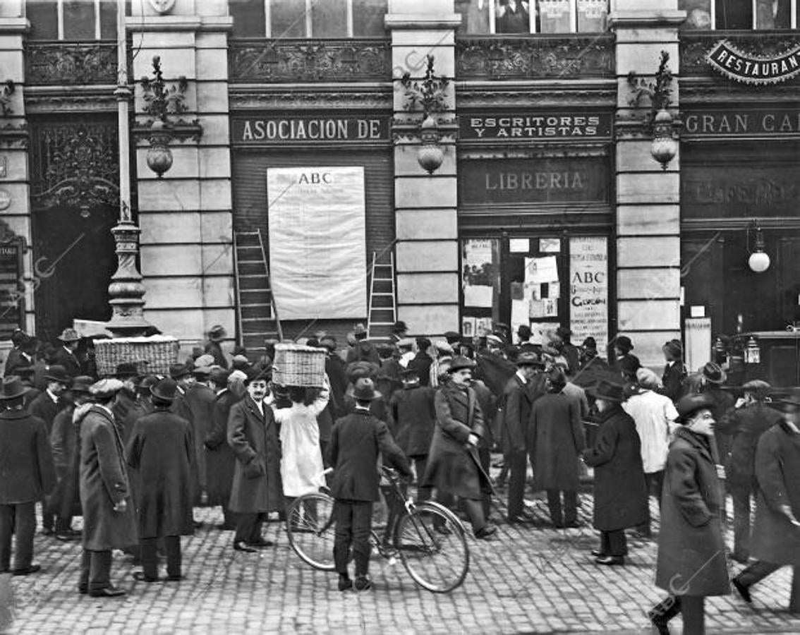 El público se agolpaba ante las listas con los números premiados que exponían los periódicos en la calle. En la imagen, la colocada por ABC en la librería de escritores y artistas en 1912