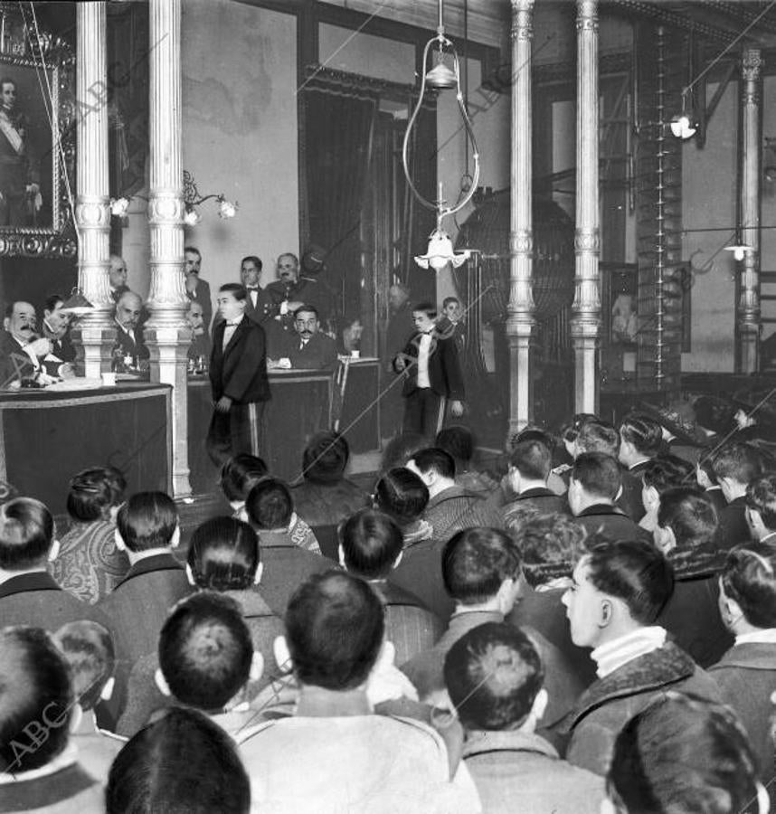 Los cánticos de los niños de San Ildefonso también eran seguidos con gran expectación entre el público que asistía al Sorteo (Foto: Julio Duque)