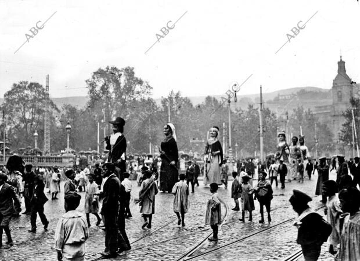 Fiestas de agosto en Bilbao en 1912. Llos Gigantes y Cabezudos recorriendo las calles de la ciudad rodeados de niños