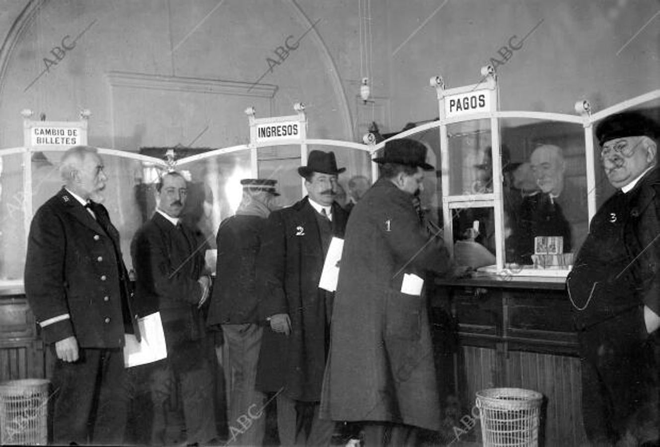 El cobro del premio se realizaba en el Banco de España. En la imagen, tomada en San Sebastián en 1911, dos representantes del agraciado con el Gordo cobran los 6 millones de pesetas en compañía del Sr. Arrue, propietario de la administración de loterías donde se vendió el billete.