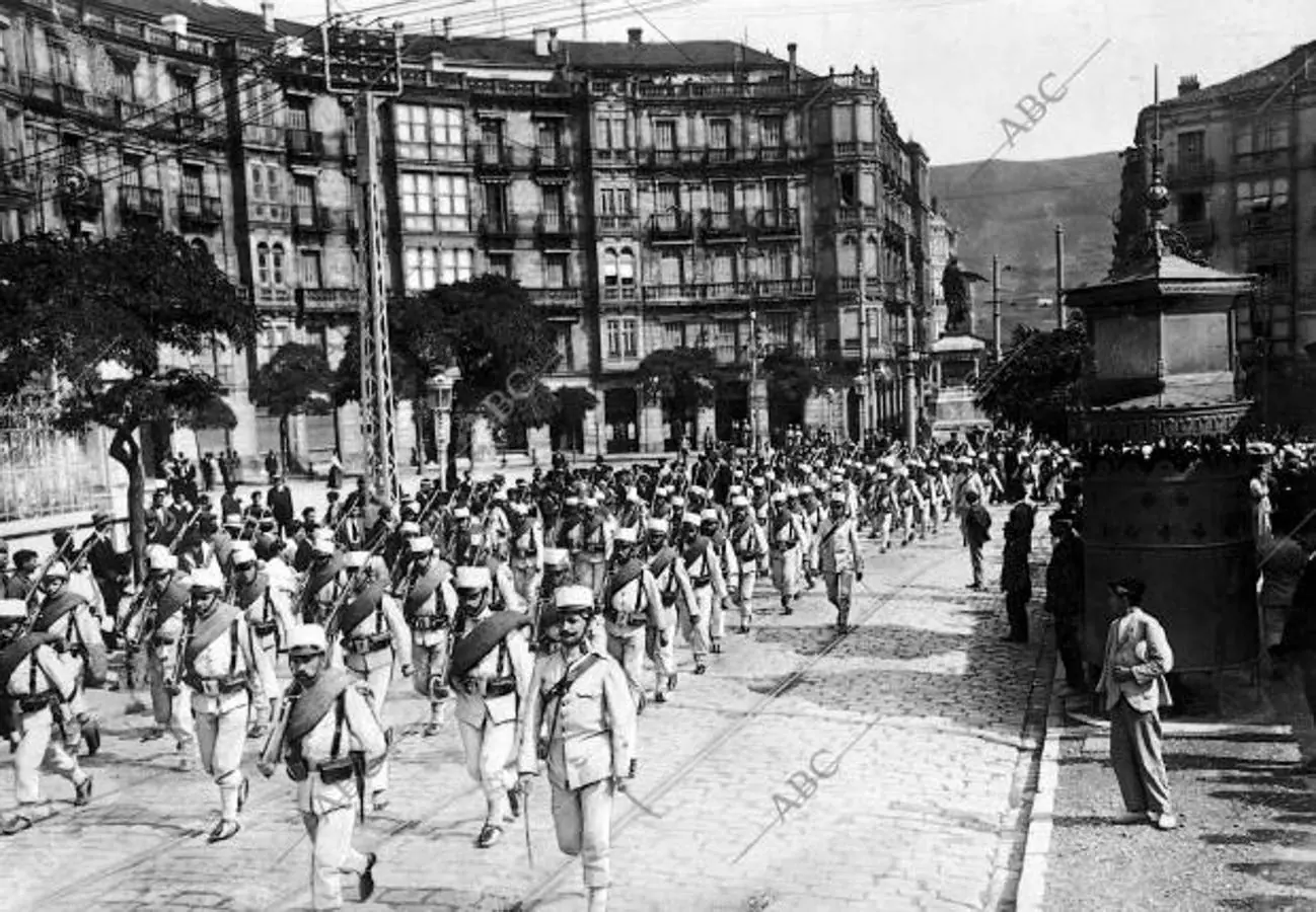 Llegada de refuerzos a Bilbao. Desfile del regimiento de infantería de Saboya por la calle Hurtado de Amezaga en 1911. (Foto: Ricardo Santalo)