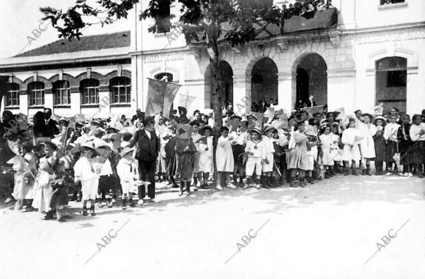 Grupo de niños de las Esclusas de Deusto frente al Ayuntamiento en 1910