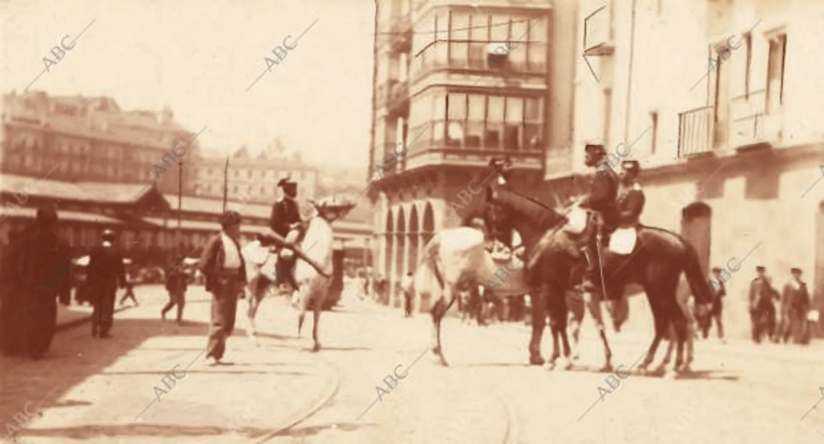 La Guardia Civil patrullando en la plaza del Mercado durante una huelga en Bilbao en 1905. (Foto: J. Hernando)