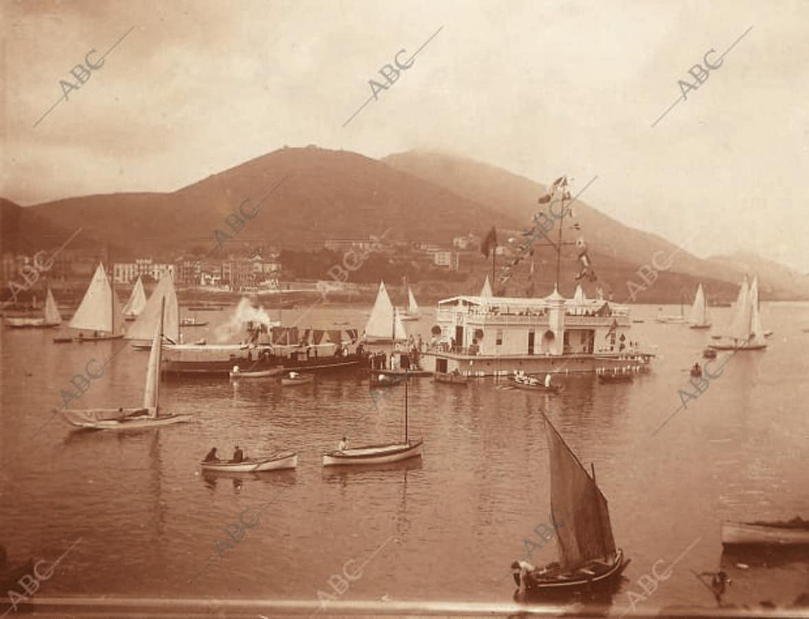 Bilbao. 06/09/1906. Regatas en Bilbao. Aspecto de la casa flotante del Sporting al comenzar las regatas.