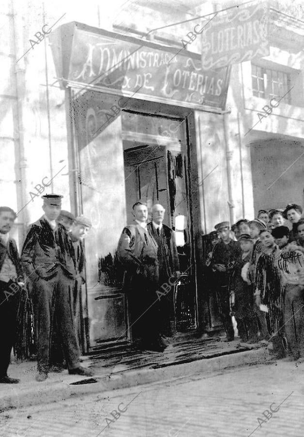 Los fotógrafos se desplazaban hasta las administraciones de lotería agraciadas, como ésta de Alicante que vendió el Gordo en 1906 (Foto: Cantos)