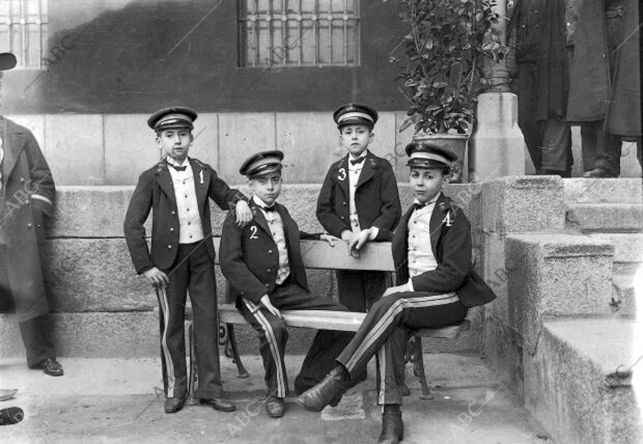 Ataviados con estos uniformes, los niños del colegio de San Ildefonso cantaban los premios. En la imagen, Mariano Zamora, Mariano Fernández, Adolfo Alonso Martínez y Fermín López, que cantaron las bolas del Gordo de 1906