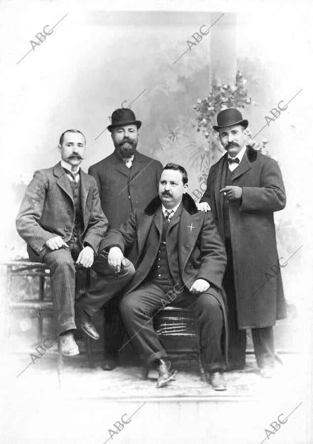 Los felices agraciados se fotografiaban para la posteridad, aunque de forma más reposada y sin cava,  como éstos de 1906,..