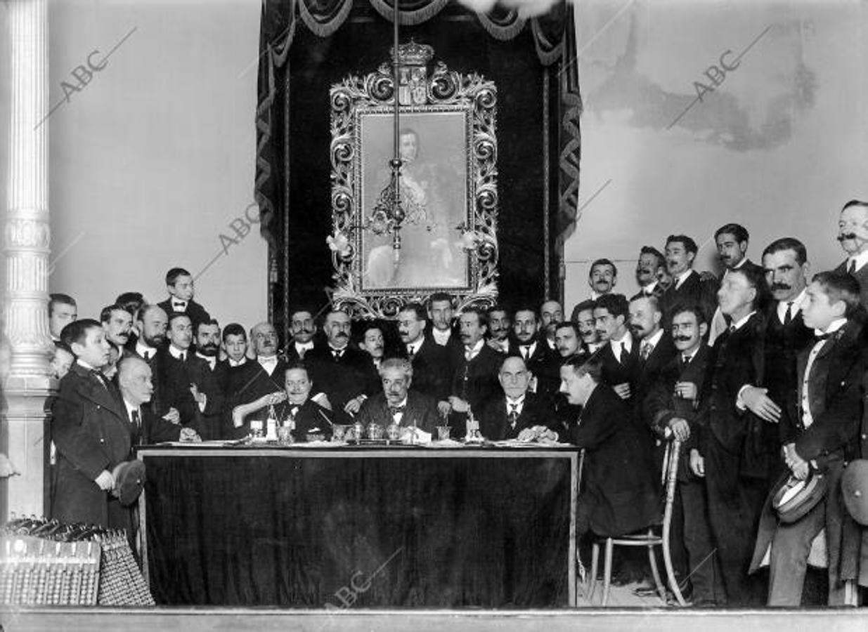 La mesa presidencial del Sorteo en la Casa de la Moneda de hace más de un siglo no era tan diferente a la actual (Foto: Cifuentes)