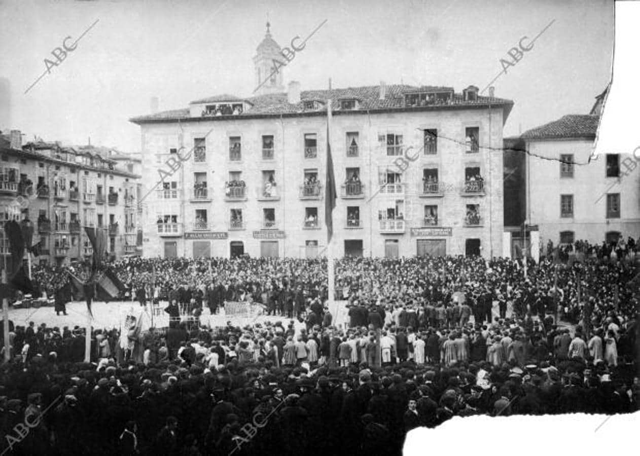 Vitoria. Marzo de 1910. Aspecto de la plaza de Bilbao en el momento en que el Alcalde plantaba un retoño del árbol de Guernica (Foto: Gonzol)