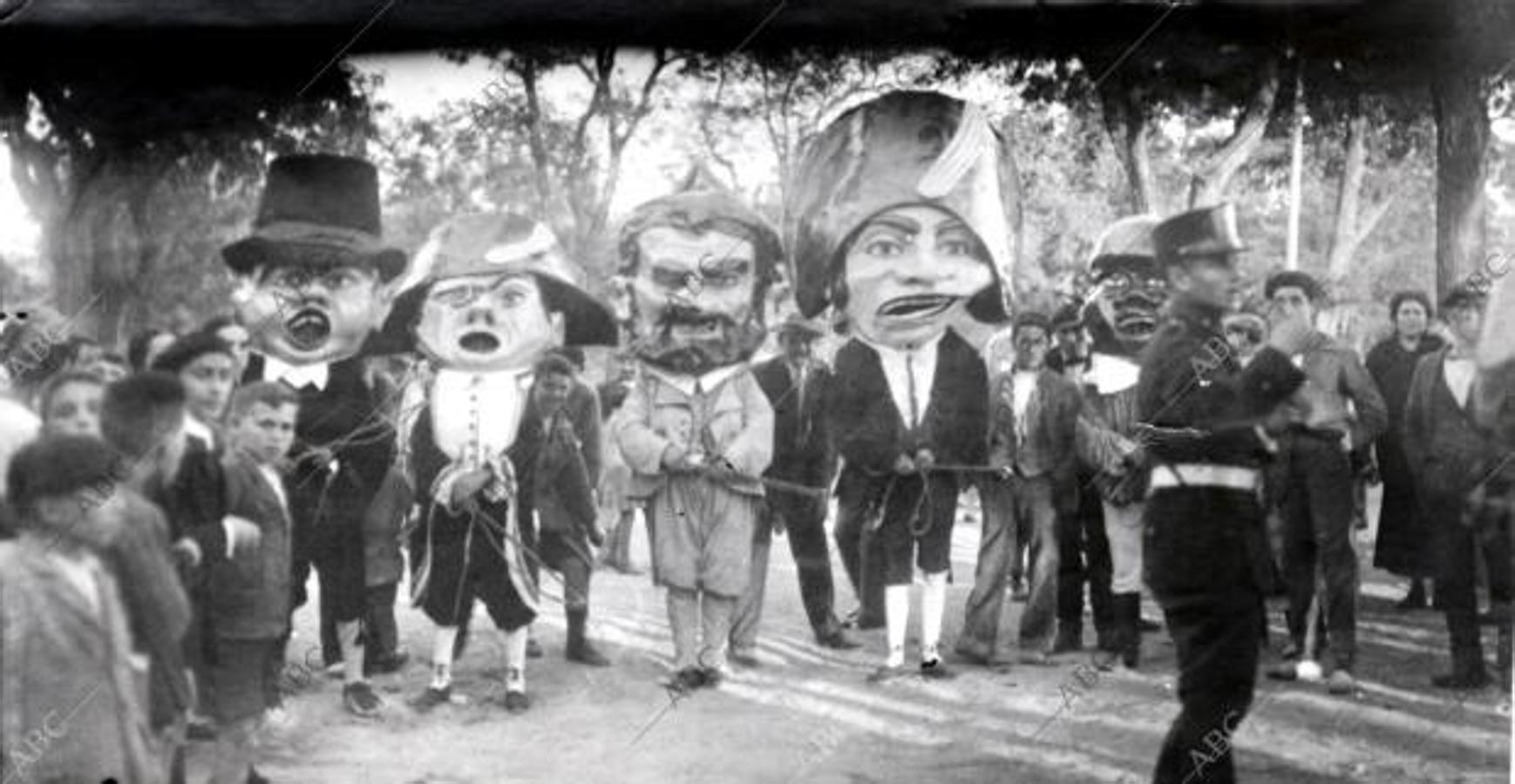 Zaragoza. 12/10/1900. Fiestas del Pilar en Zaragoza. Lo más típico del festejo. Cabezudos formados en el momento de romper la carrera tras los chiquillos