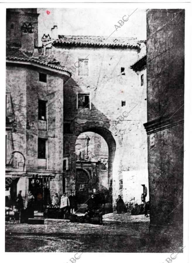 Zaragoza: Arco de Valencia en el Coso Bajo, delante de la iglesia de la Magdalena. Principios del siglo XX. (Foto: Jarke)