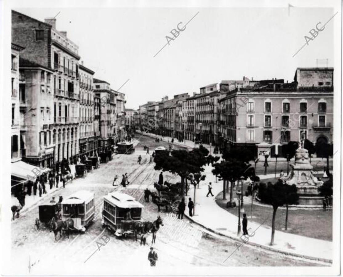 Zaragoza, 1900. Vista de la plaza de la Constitución, actual plaza de España, a finales del siglo XIX. (Foto: Jarke)