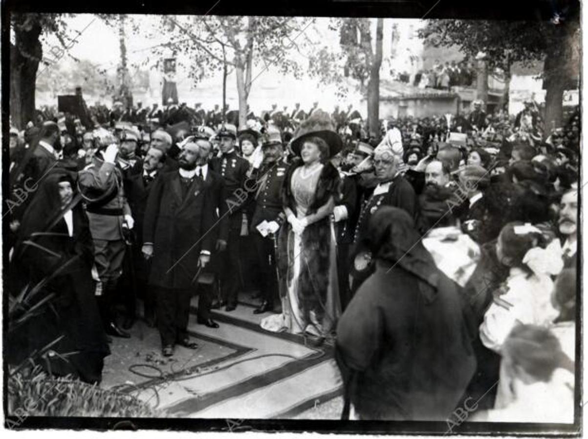 Zaragoza, 29/10/1908. D. Alfonso y Doña Victoria Eugenia inaugurando el monumento a Agustina de Aragón. (Francisco Goñi)