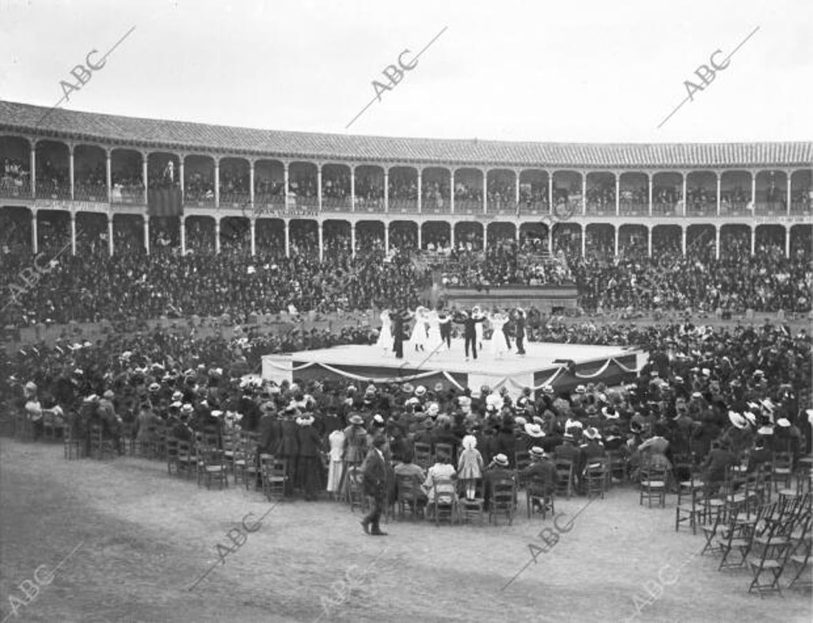 Las Fiestas del Pilar de 1916 en Zaragoza. Aspecto de la plaza de toros durante el concurso de Bailes Regionales (Choliz)