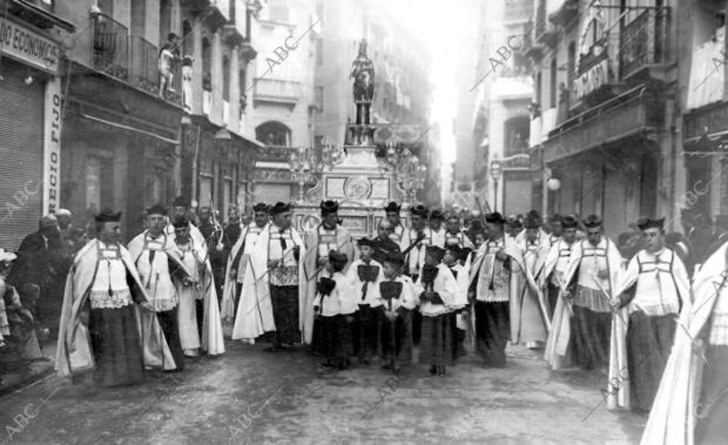 Zaragoza. 10/10/1916. Las fiestas del Pilar en Zaragoza. La venerada imagen de la virgen en la solemne procesión verificada el día 10 (Serrano)