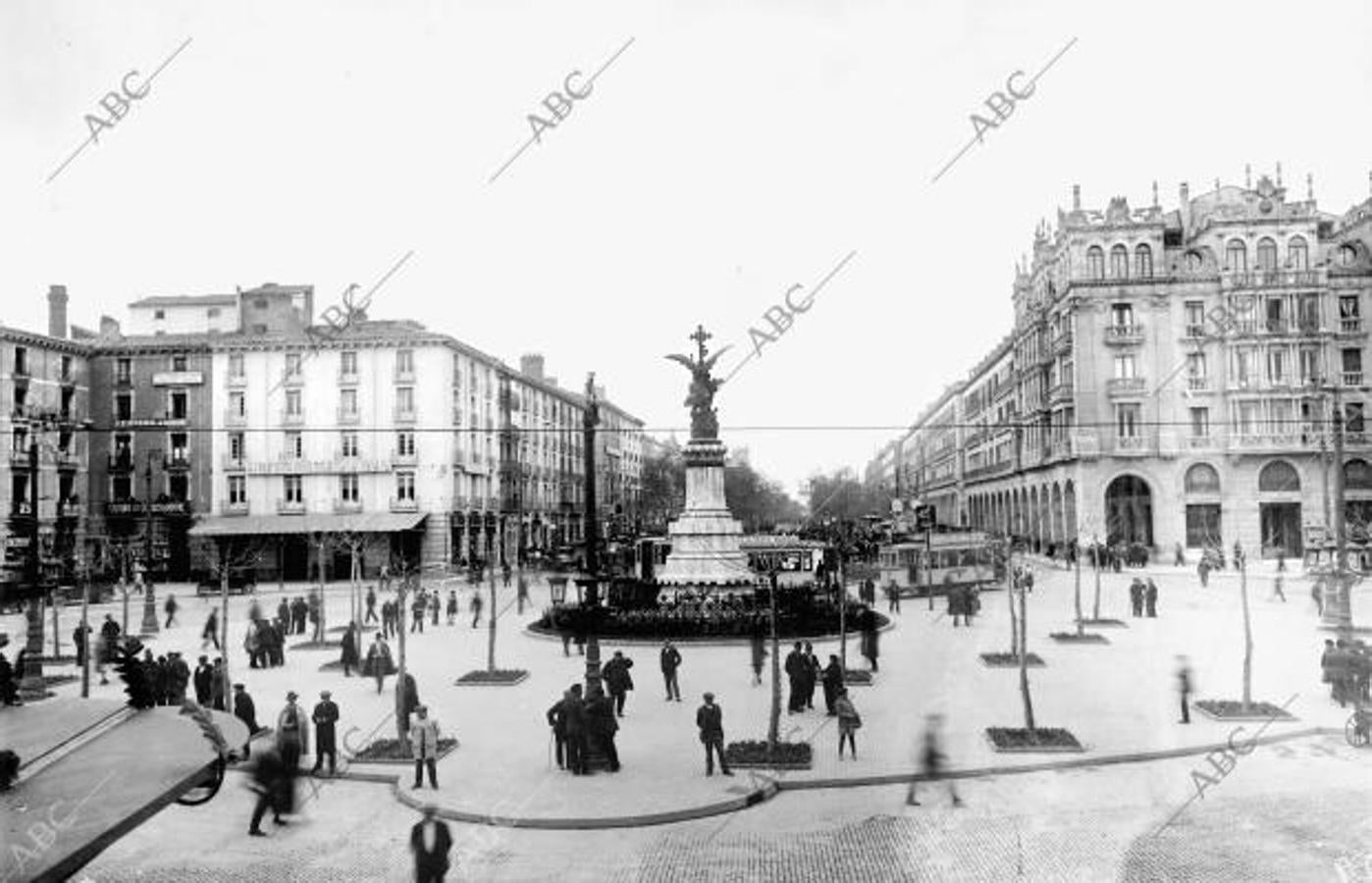 Zaragoza. 1904 (CA.). Plaza de España, (entonces Plaza de la Constitución), con el Monumento a los Mártires de la Religión y de la Patria