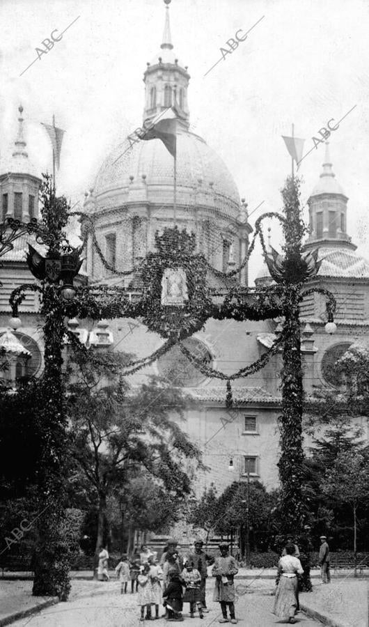 Zaragoza. Arco levantado en la entrada de la plaza del Pilar en 1914 en honor de las Peregrinaciones. Foto: Sánchez Román 
