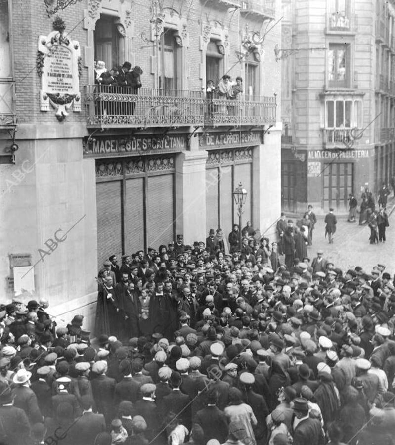 Zaragoza, homenaje a Mariano de Cavia, 1908. Descubrimiento de la lápida colocada en la calle donde nació el ilustre periodista (R.Cifuentes)