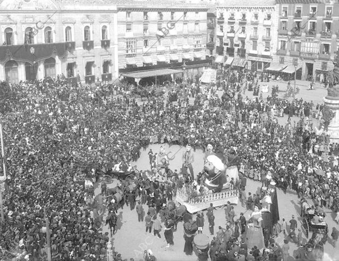 El popular "Tragachicos" acompañado de la comparsa de Gigantes y Cabezudos durante las Fiestas del Pilar de 1907