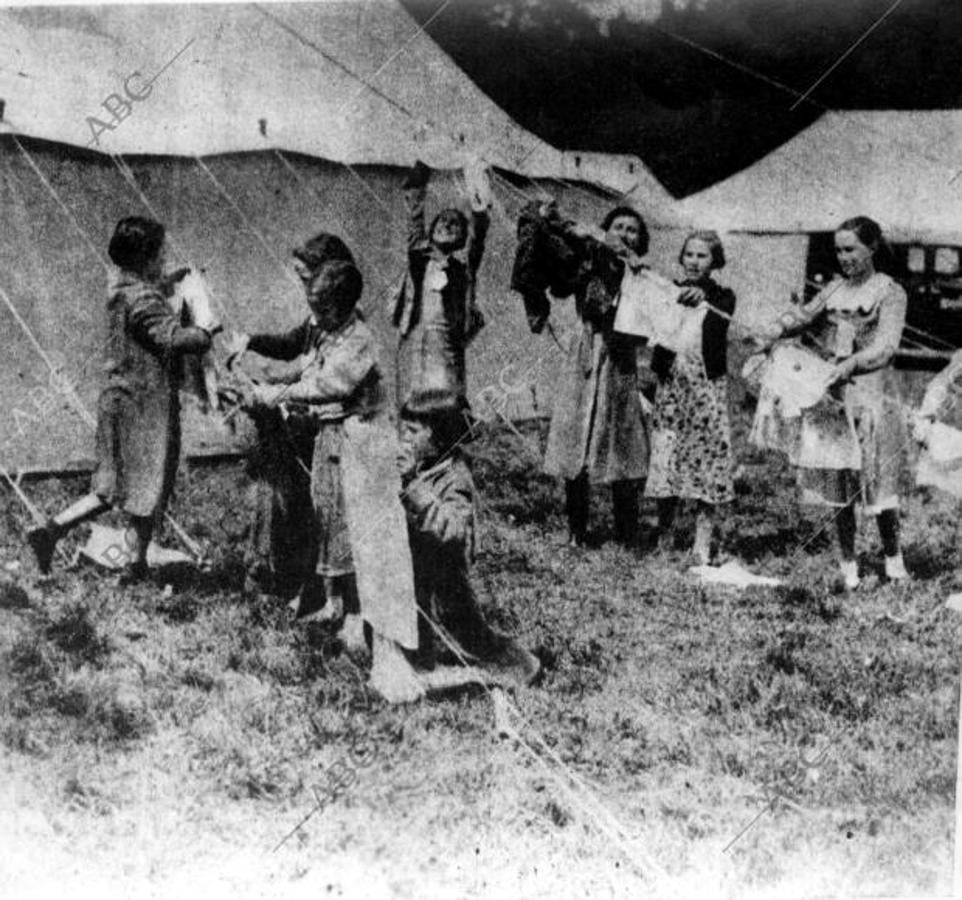 Las mujeres y niñas vascas evacuadas a Inglaterra, realizando tareas domésticas.