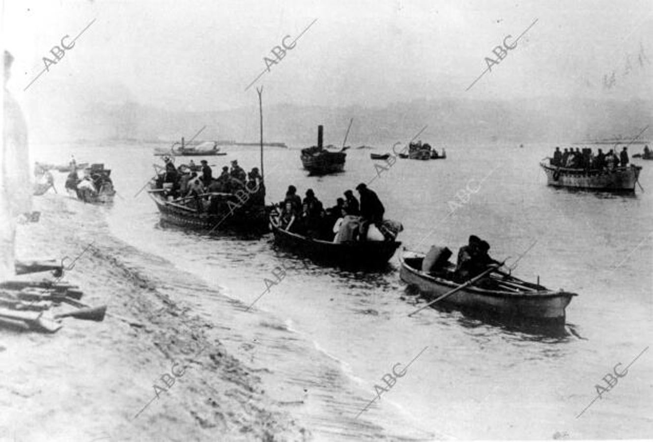Fuenterrabía, año 1939. Embarcaciones pesqueras abarrotadas de refugiados españoles republicanos huyendo del país
