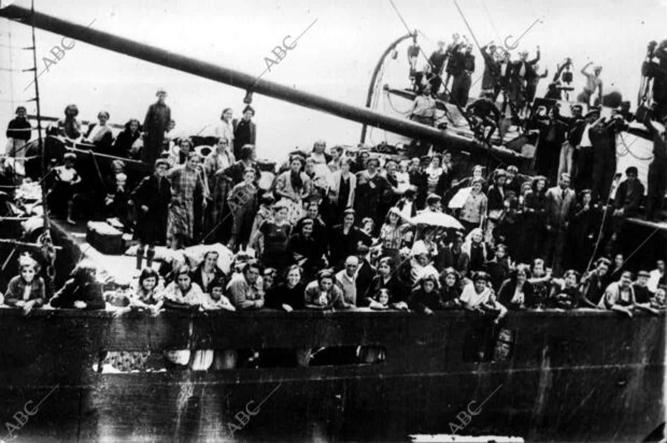 Nantes (Francia), julio de 1937. El vapor inglés «Stancroft» a su llegada a la ciudad francesa, llevando a bordo 1.850 evacuados españoles de Santander (Vidal)