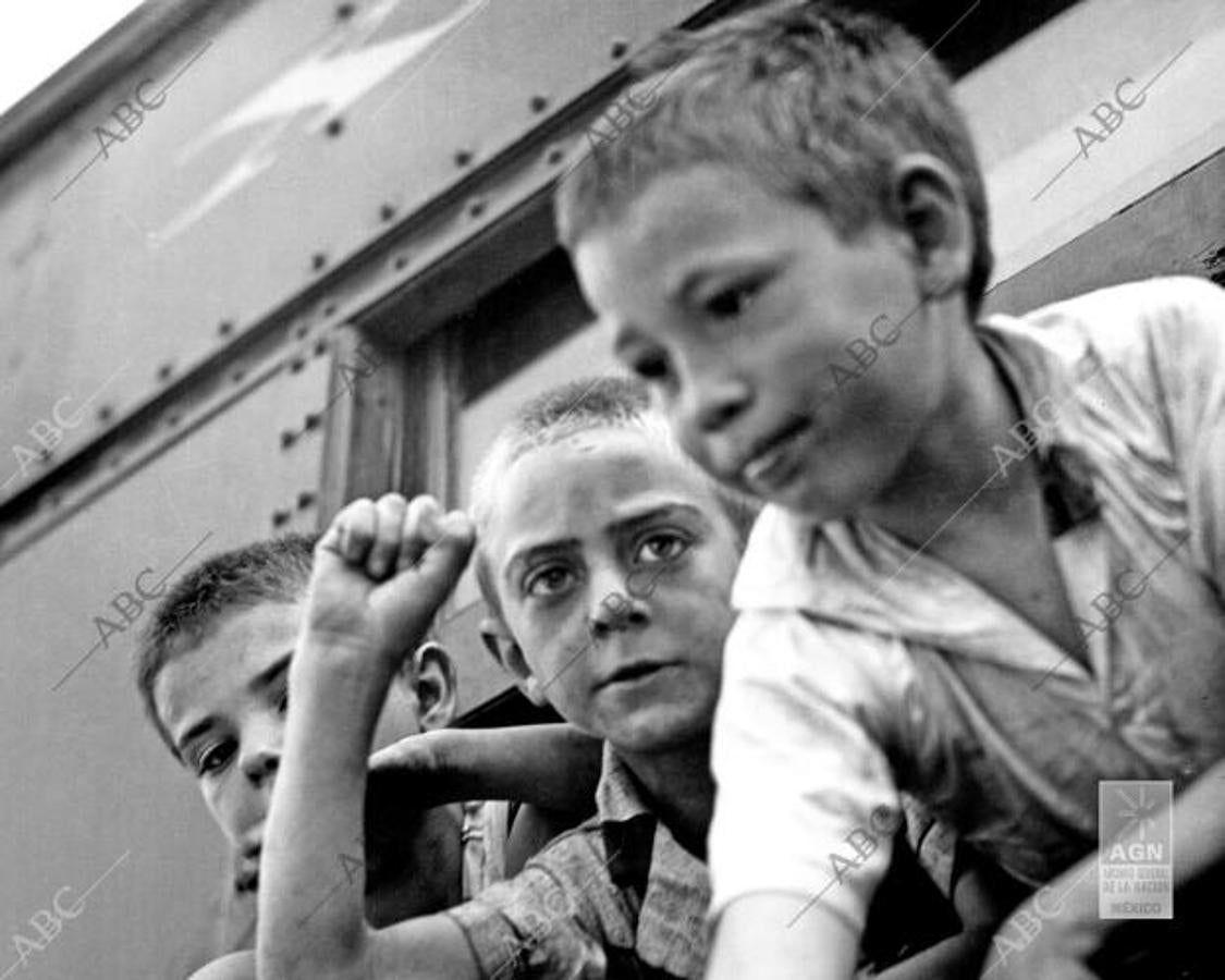 Un grupo de niños camino del exilio tras la Guerra Civil