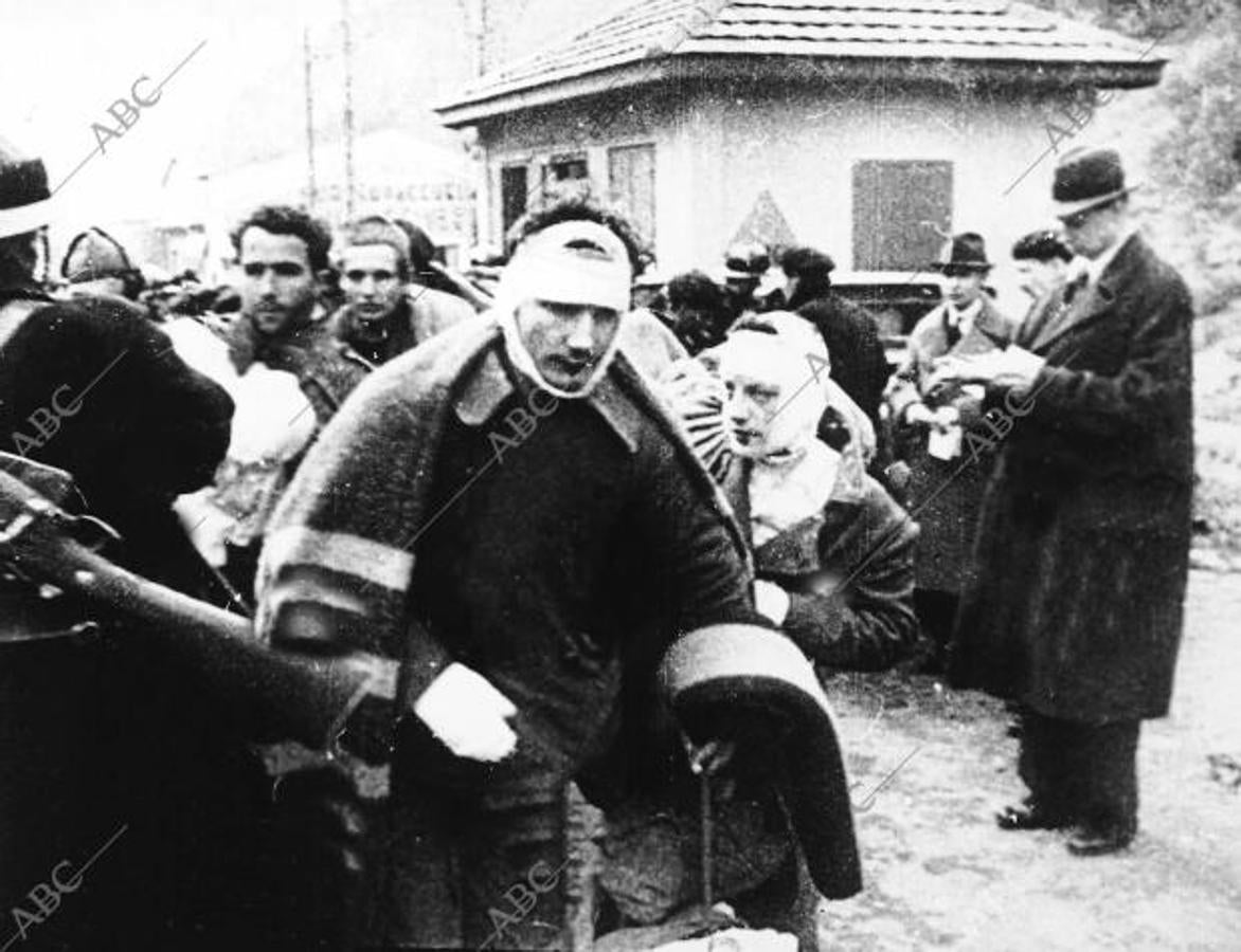 Soldados republicanos heridos, cruzando la frontera de Le Perthus