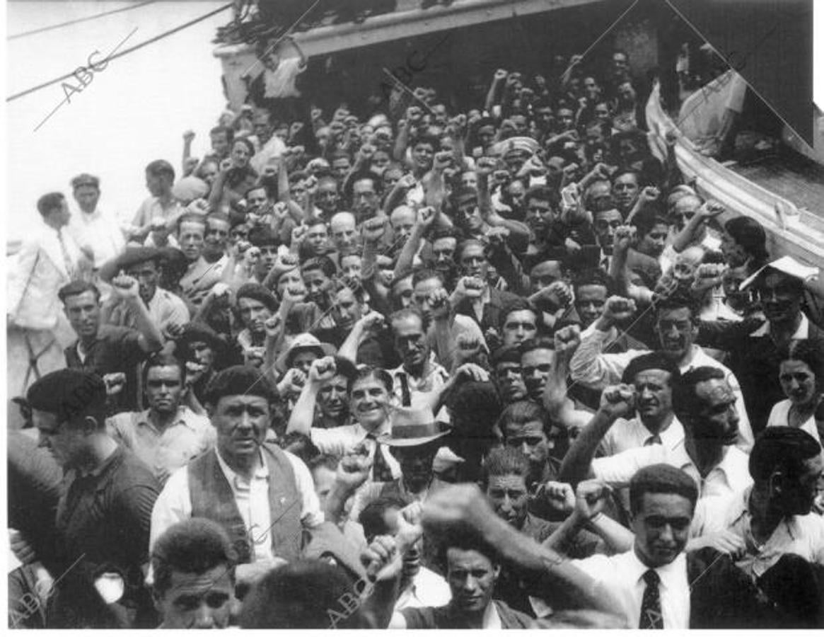 Viajeros del "Sinaia", barco que trasladó a españoles al exilio en México