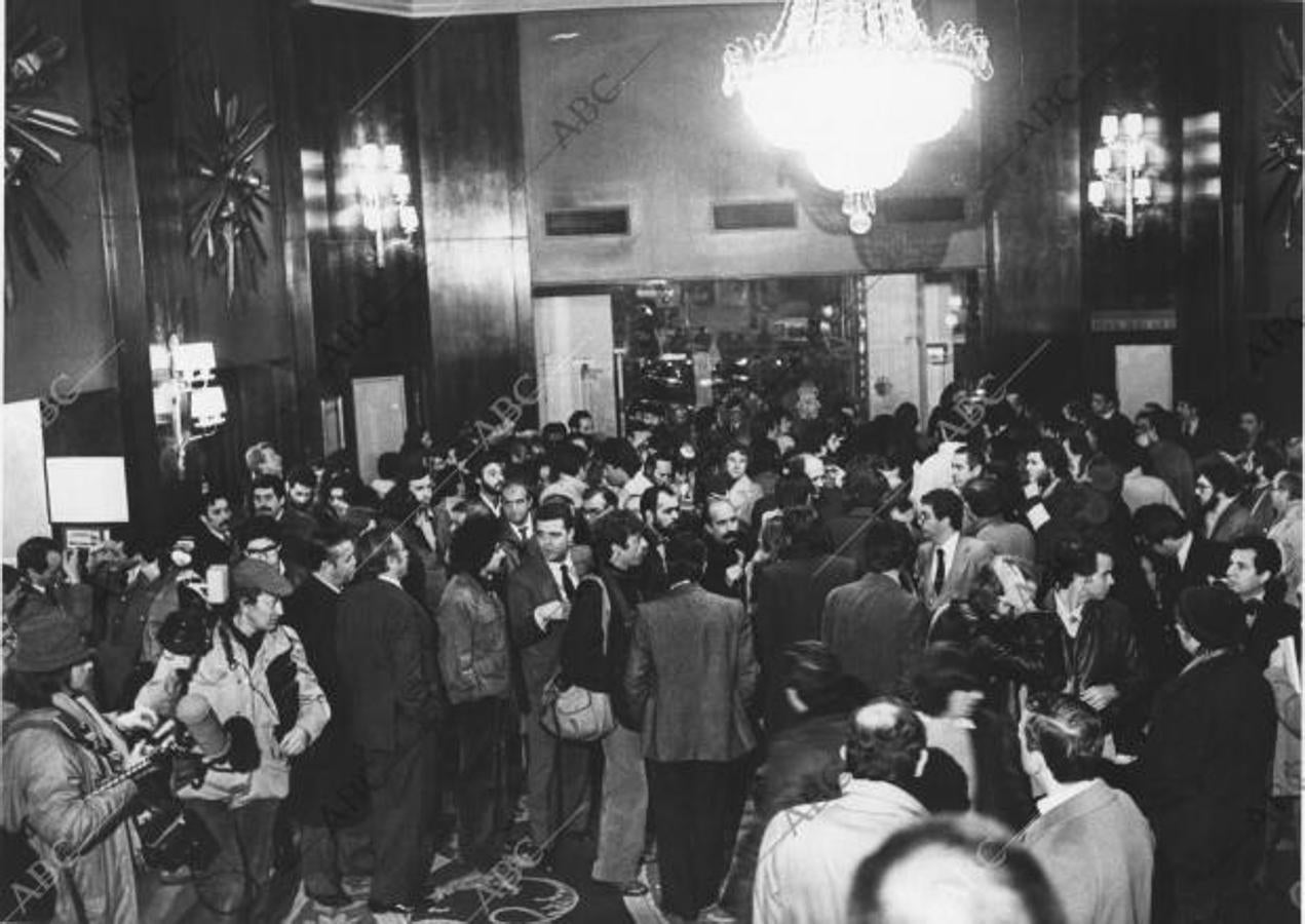 Madrid, 23/02/1981. Golpe de Estado del 23 de febrero. Aspecto del hotel Palace, frontero al Congreso, que se convirtió en cuartel general de la prensa durante la larga noche del asalto y en lugar de reunión, como se sabe, de altos mandos militares que trataban de solventar la difícil situación (José García)