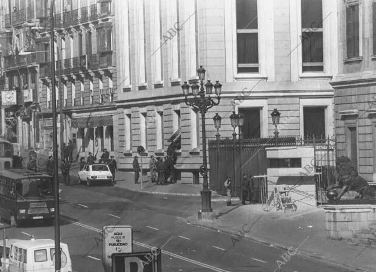 Madrid, 24/02/1981. Golpe de Estado del 23 de febrero. Los guardias civiles que asaltaron la Cámara huyen por una ventana del primer piso