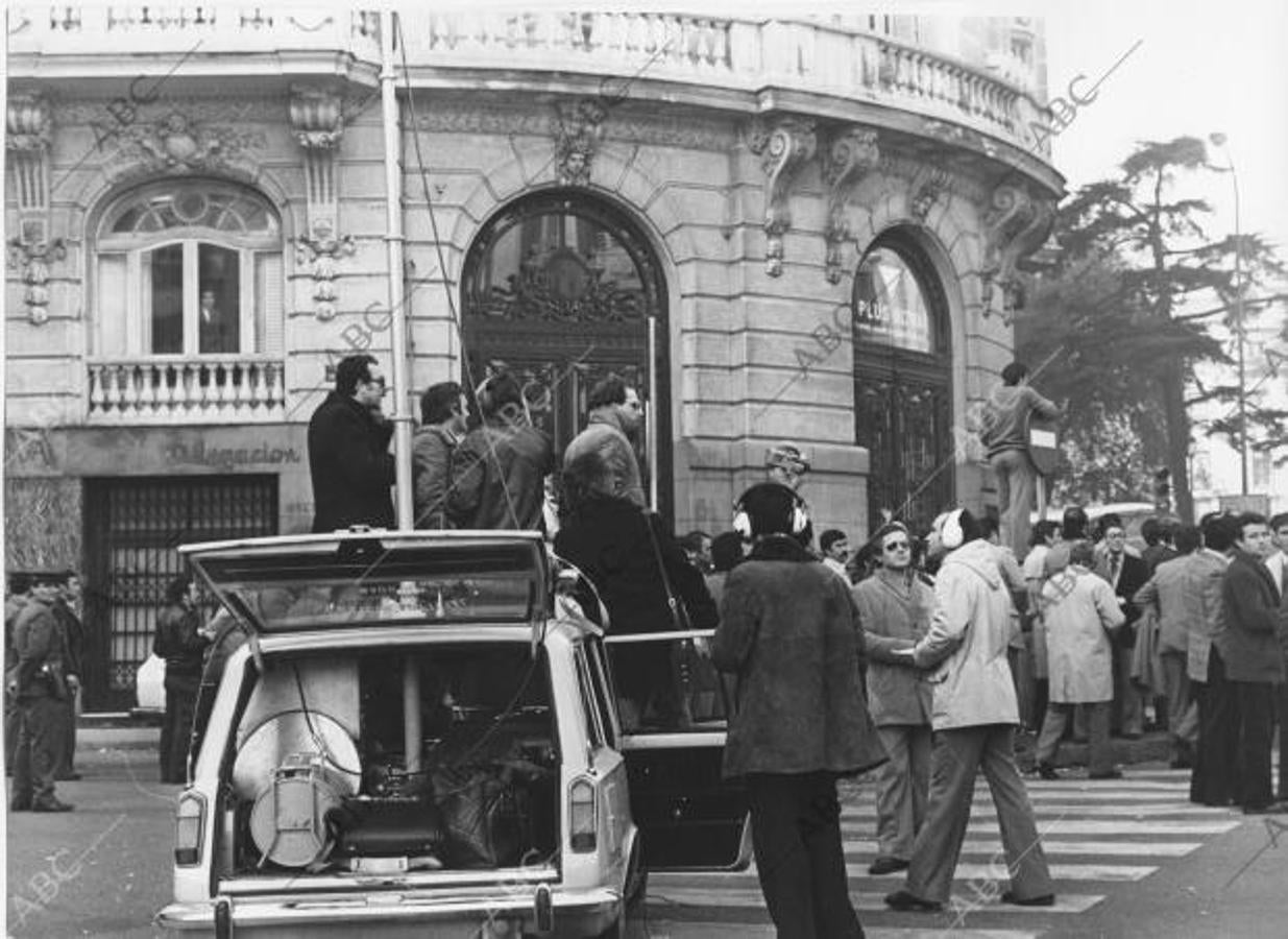 Madrid, 23/02/1981. Golpe de Estado del 23 de febrero. Los periodistas en los alrededores del Congreso de los Diputados