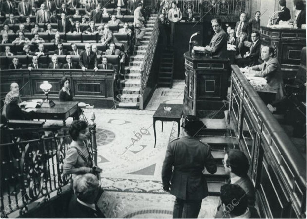 Momento en el que el teniente coronel Antonio Tejero irrumpió en el hemiciclo del Congreso de los Diputados el 23-F (Teodoro Naranjo)