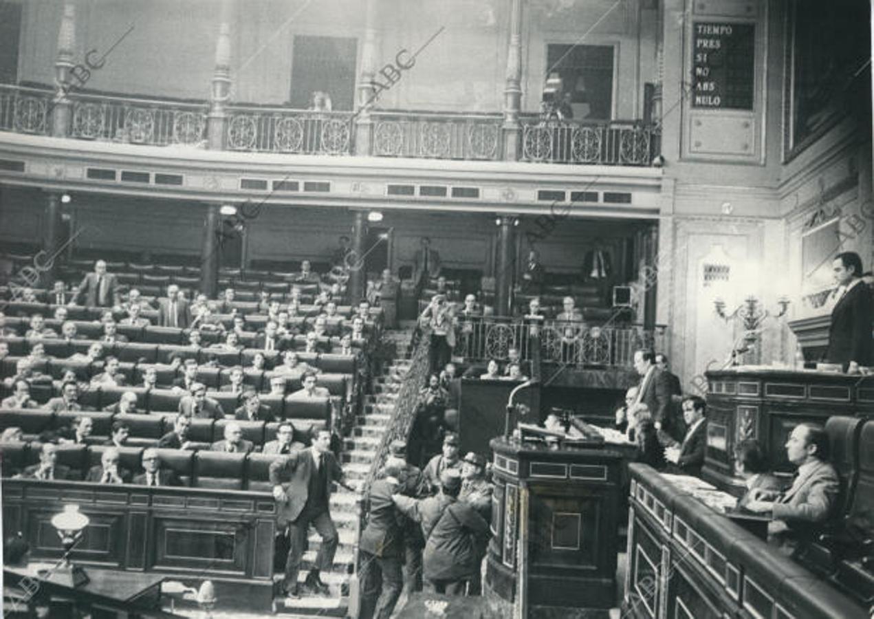 Madrid, 23/02/1981. Golpe de Estado del 23 de febrero. El Teniente General D. Manuel Gutiérrez Mellado, Vicepresidente Primero del Gobierno para asuntos de la Defensa, se puso en pie en su escaño, junto al de Adolfo Suárez, e hizo frente a los asaltantes. (Teodoro Naranjo)