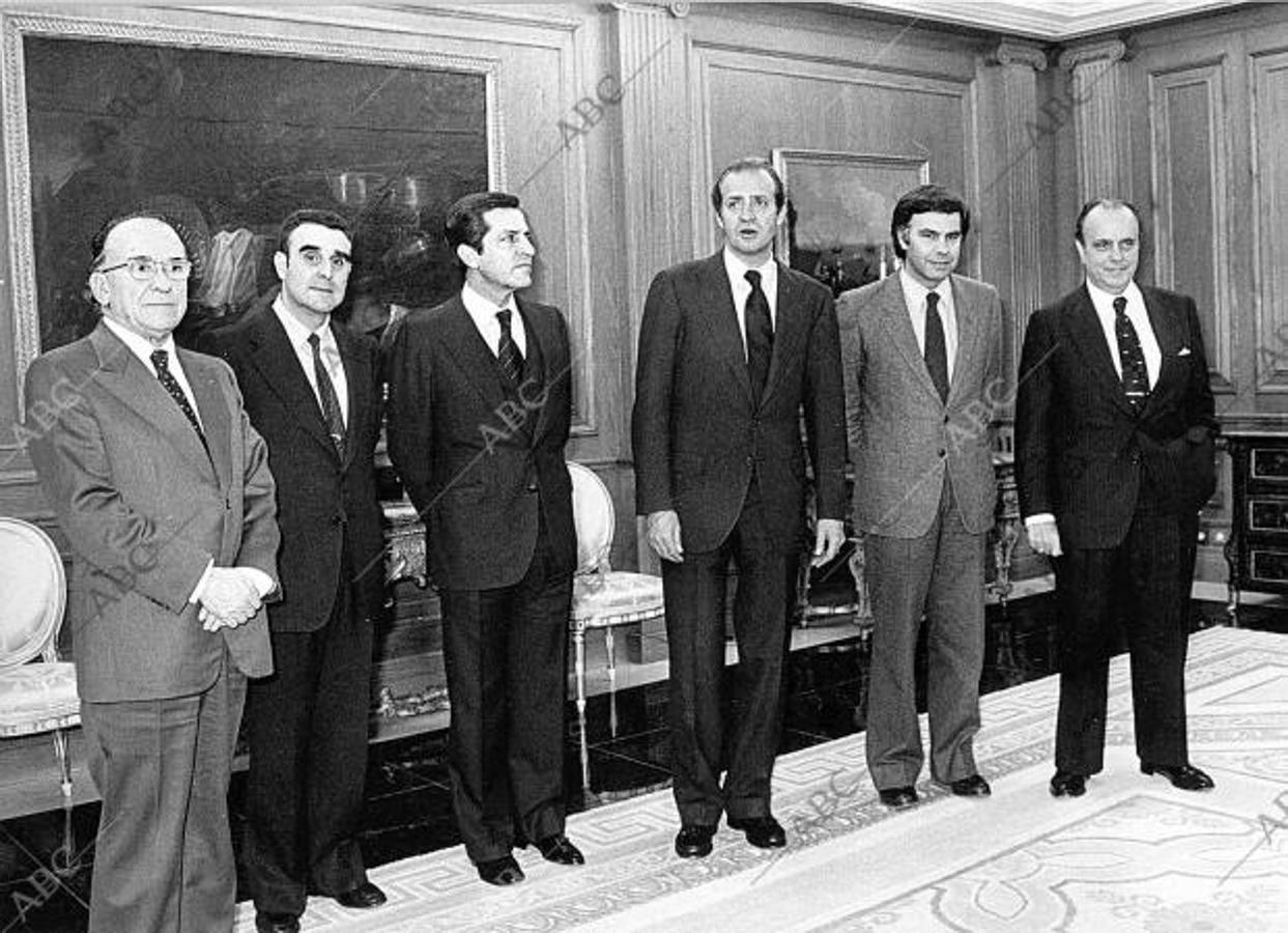 Madrid, 24/2/1981. El Rey con los principales líderes políticos, reunidos con motivo del asalto llevado a cabo por el teniente coronel Tejero en el Congreso de los Diputados. De izq. a dcha.: Santiago Carrillo, Agustín Rodríguez Sahagún, Adolfo Suárez, S.M. el Rey, Felipe González y Manuel Fraga