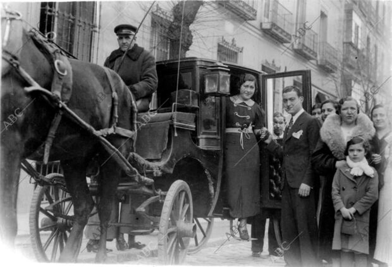 Madrid, febrero de 1937. Dos madrileños acuden al Juzgado a contraer matrimonio en «simón», al quedar reservados los vehículos de motor para las necesidades de la guerra