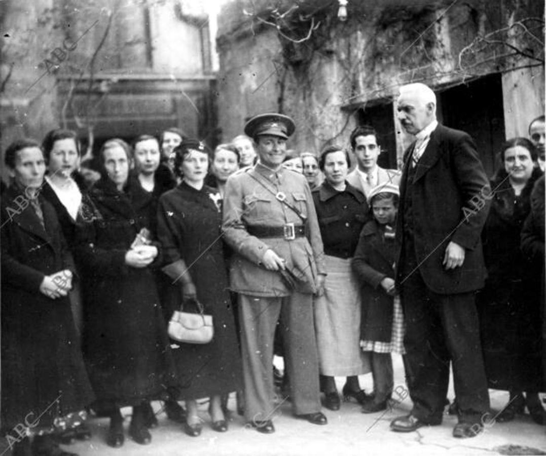 Madrid, febrero de 1937. Boda del Teniente de Carabineros Francisco Oviedo Ruch y Eloísa Navarro Delgado, en la Iglesia protestante de la calle de Calatrava. El contrayente es nieto del primer pastor protestante de esta Iglesia, fundada en la Primera República