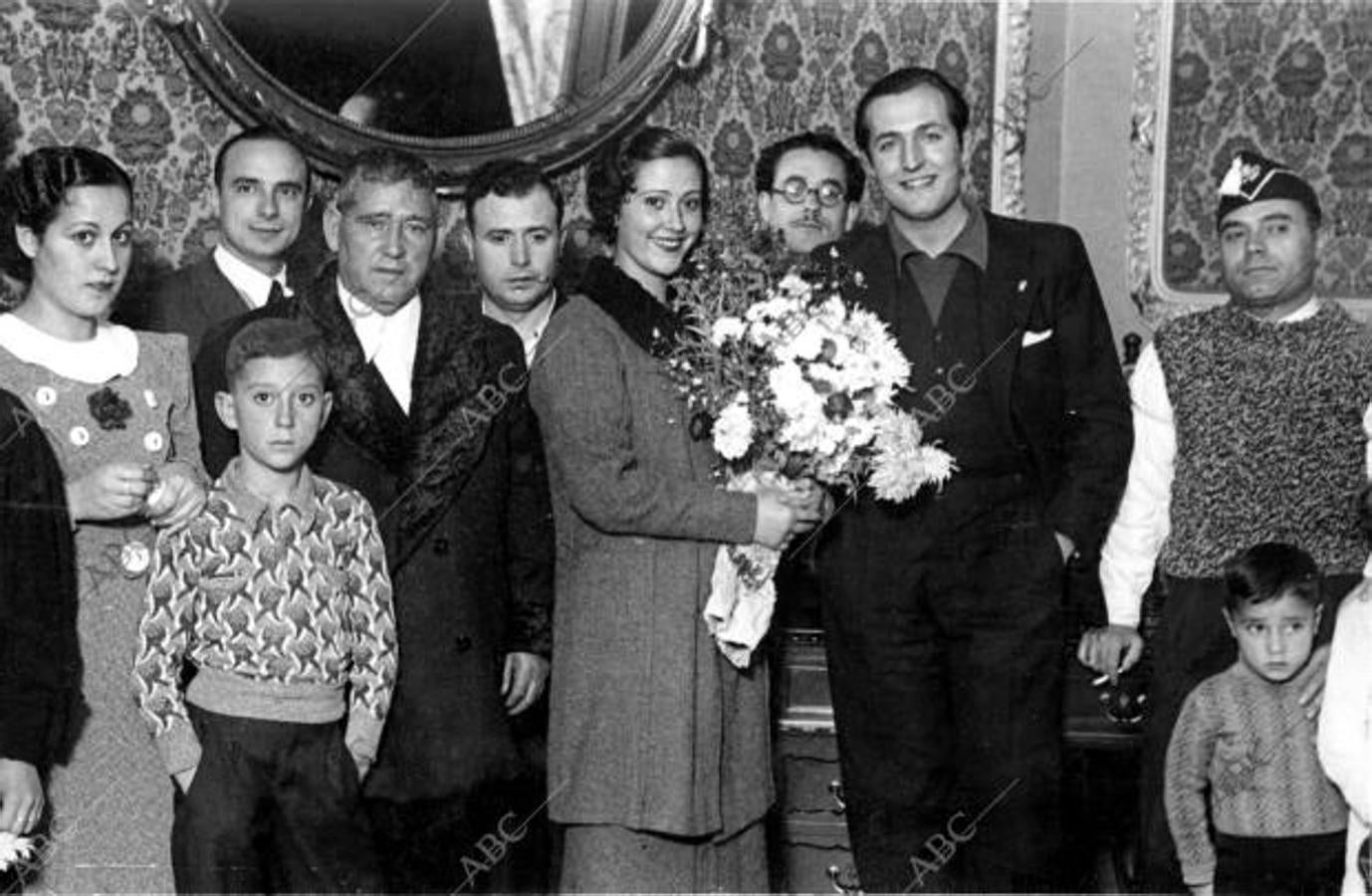 Valencia, noviembre de 1937. Carmencita Arroyo, «Musa de la Prensa», y el oficial de telégrafos Matías Morales, contrajeron matrimonio en la Federación de Comunicaciones de Valencia